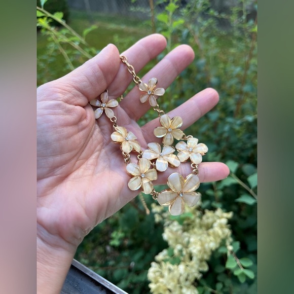 New in box Handmade Floral Necklace in Gold and Cream - Picture 8 of 11
